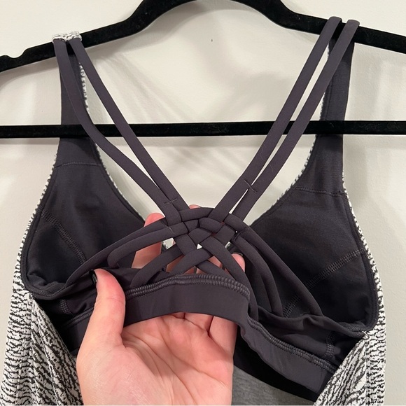 Women’s Lululemon gray and white patterned athletic built in bra tan top size 2 - Picture 5 of 7